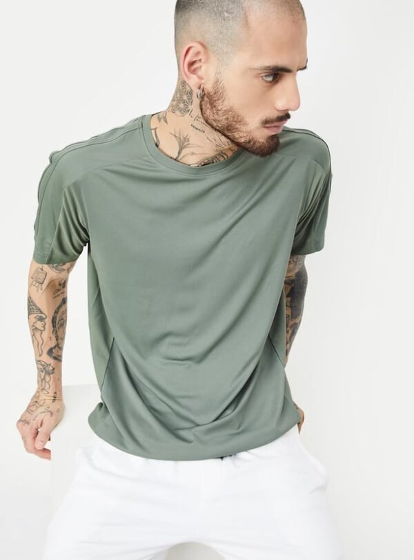 Men Solid Slim Fit Sports T-shirt